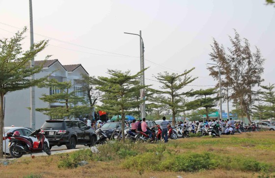 Hàng trăm người mua đất bao vây trụ sở công ty bất động sản ảnh 1