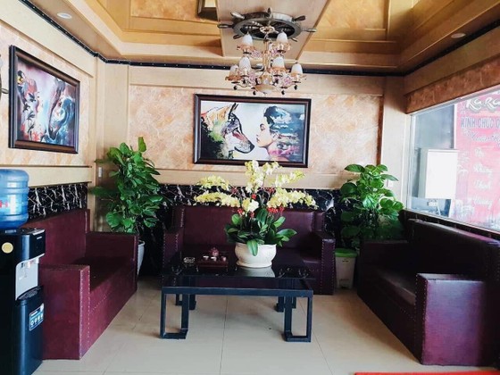 Nổ súng trong quán karaoke, 2 thanh niên bị bắn trọng thương ảnh 1