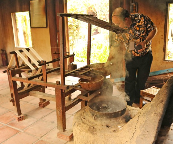 Hơn 80 nghệ nhân đến từ các làng nghề truyền thống sẽ trình diễn ươm tơ, dệt lụa tại Hội An ảnh 2