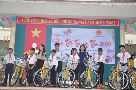 Thủ tướng Chính phủ trao quà cho 300 trẻ có hoàn cảnh đặc biệt khó khăn tại Quảng nam ảnh 3