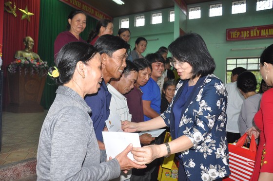 Thủ tướng Chính phủ trao quà cho 300 trẻ có hoàn cảnh đặc biệt khó khăn tại Quảng nam ảnh 2