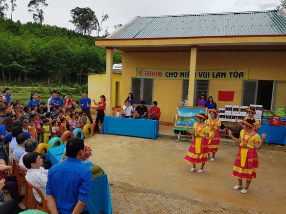 Trao tặng phòng học và nhà vệ sinh cho đồng bào Mã Liềng ảnh 1