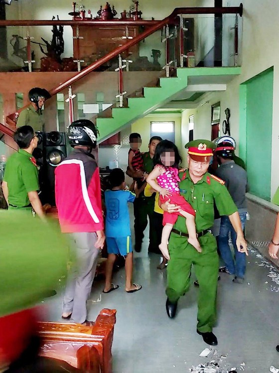 Giải cứu 3 cháu nhỏ bị bố đẻ nhốt đòi tự thiêu ảnh 1