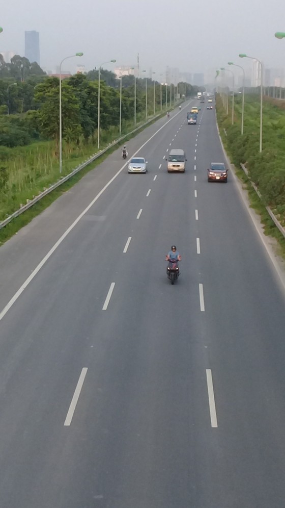 Hà Nội: Xe máy bất chấp nguy hiểm đi vào cao tốc ảnh 2
