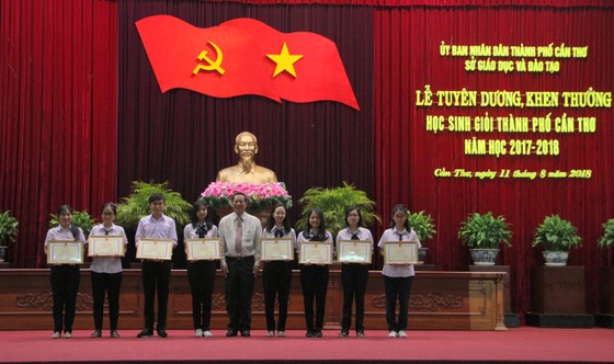 Cần Thơ tổ tuyên dương, khen thưởng học sinh giỏi thành phố năm học 2017-2018 ảnh 1