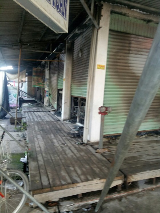 Khu nhà lồng chợ bị thiêu rụi trong đêm ảnh 2