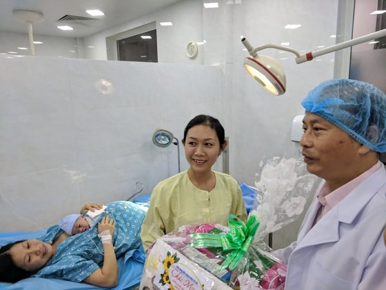 Những “heo vàng” đầu tiên chào đời đúng thời khắc giao thừa ảnh 1