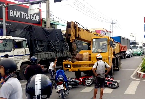Tai nạn nghiêm trọng tại chốt đèn giao thông, nhiều người thương vong ảnh 1