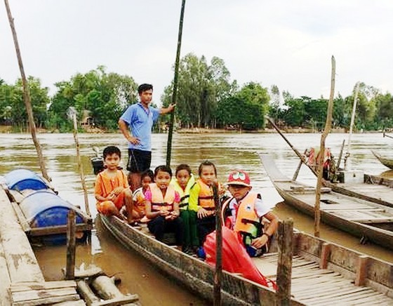 Đưa rước học sinh vùng lũ ĐBSCL đến trường đảm bảo an toàn ảnh 1