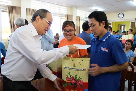 Bí thư Thành ủy TPHCM Nguyễn Thiện Nhân thăm, tặng quà tết ở Trà Vinh  ảnh 2