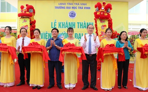 Bí thư Thành ủy TPHCM Nguyễn Thiện Nhân thăm, tặng quà tết ở Trà Vinh  ảnh 4