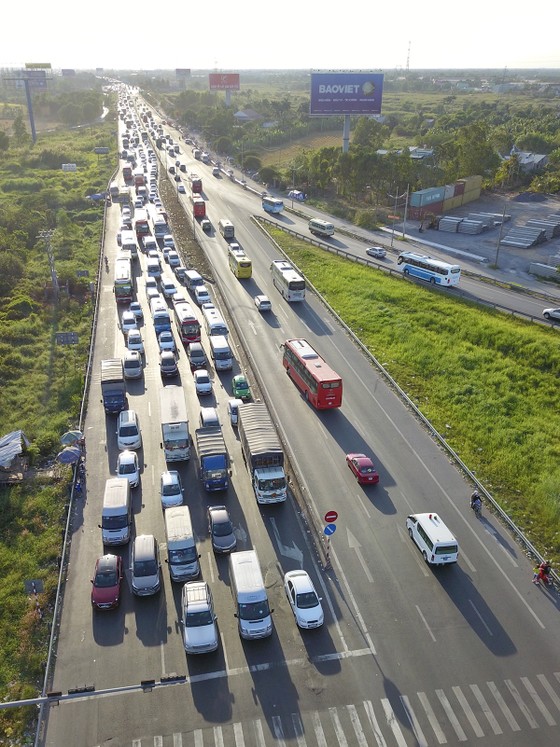 Người dân từ miền Tây đổ về TPHCM sau tết, quốc lộ 1A kẹt xe kinh hoàng hàng km ảnh 12