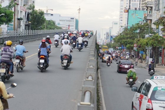 Cưỡng chế dãy kiốt dọc tường sân bay Tân Sơn Nhất ảnh 1