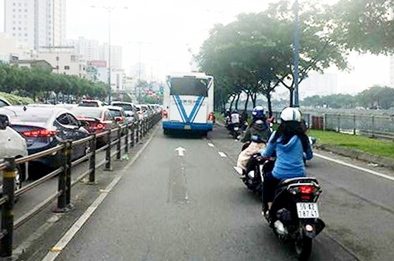 Xe buýt lấn tuyến vượt đèn đỏ ảnh 1