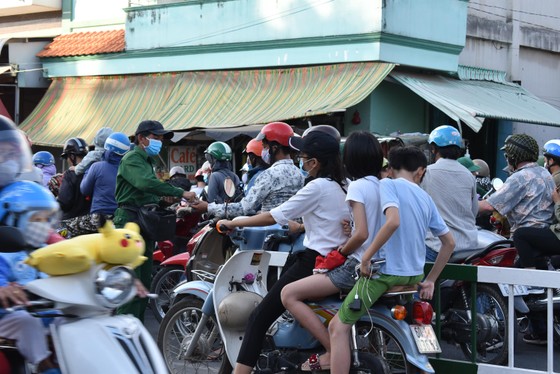 Người dân tấp nập về lại thành phố sau kỳ nghỉ lễ ảnh 3