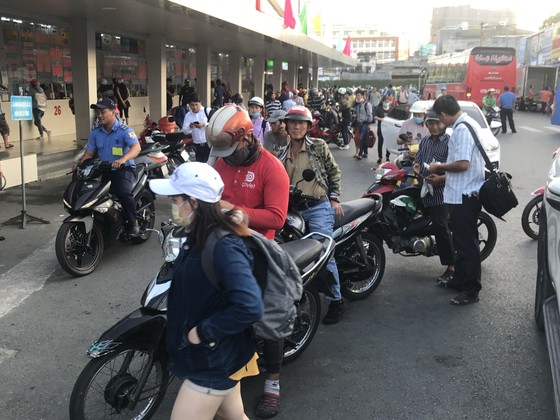 Người dân tấp nập về lại thành phố sau kỳ nghỉ lễ ảnh 1