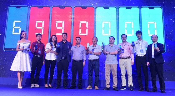 Huawei Nova 3e "tai thỏ" giá 6.990.000 đồng ảnh 1