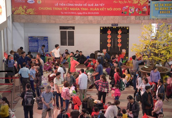MobiFone trao vé tàu tết cho 1.200 công nhân ảnh 1