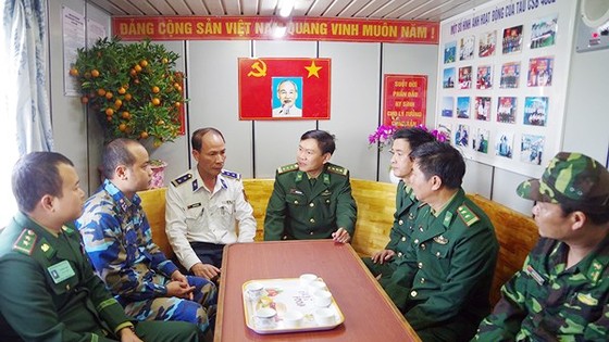 Phát hiện tàu không người có chữ Trung Quốc trôi dạt trên biển ảnh 1