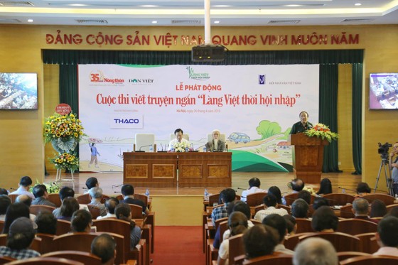 Nhiều nhà văn Việt rung cảm lớn với "bèo tấm, hoa dâu" ảnh 1