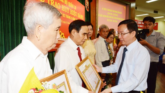 Trao tặng Huy hiệu Đảng cho 82 đảng viên ở Bình Tân ảnh 5