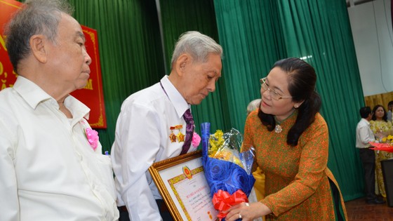 Trao tặng Huy hiệu Đảng cho 82 đảng viên ở Bình Tân ảnh 4