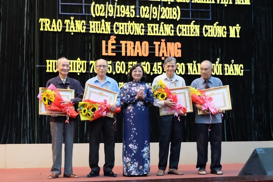Trao tặng Huy hiệu Đảng cho 82 đảng viên ở Bình Tân ảnh 3