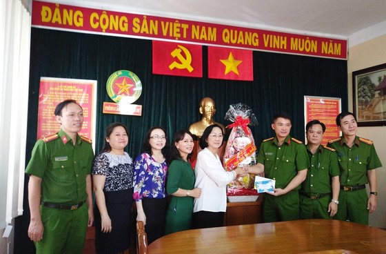 Lãnh đạo TPHCM thăm, tặng quà tết Cảnh sát PCCC, Cảnh sát Hình sự TPHCM ảnh 2