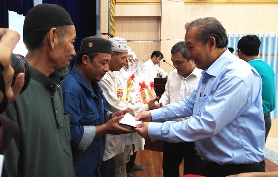 Phó Thủ tướng Thường trực Chính phủ Trương Hòa Bình tặng quà tết đồng bào dân tộc tại TPHCM ảnh 1
