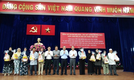 Phó Thủ tướng Thường trực Chính phủ Trương Hòa Bình tặng quà tết đồng bào dân tộc tại TPHCM ảnh 2