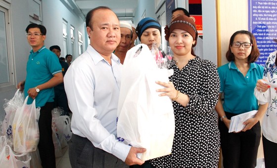Phó Thủ tướng Thường trực Chính phủ Trương Hòa Bình tặng quà tết đồng bào dân tộc tại TPHCM ảnh 3