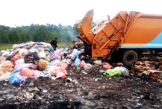 Lấy mẫu kiểm tra chất thải nguy hại do xe tải đổ lén ở Bình Chánh ảnh 1