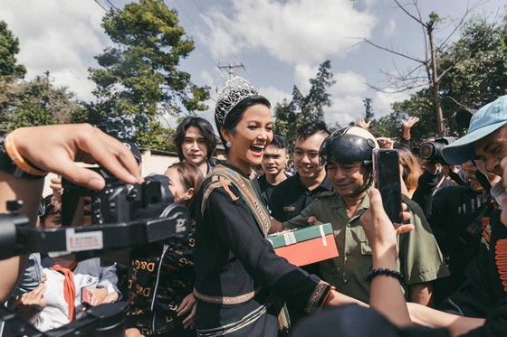 CLIP: "Miss bánh mì" H'Hen Niê về quê nhà lái công nông, vui chơi hết mình với bà con ảnh 3