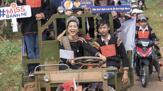 CLIP: "Miss bánh mì" H'Hen Niê về quê nhà lái công nông, vui chơi hết mình với bà con ảnh 2