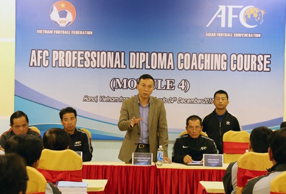 Các HLV và trọng tài Việt Nam học nâng cao tay nghề ảnh 1