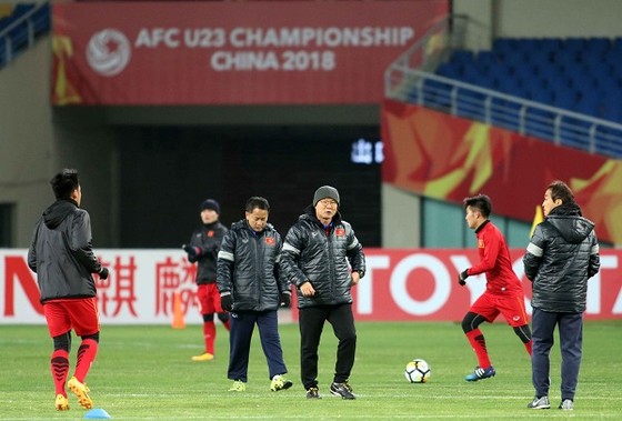 VCK U23 châu Á 2018: Trung Quốc và Qatar cùng giành chiến thắng ảnh 1