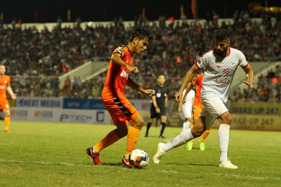 Quế Ngọc Hải nhận thẻ đỏ trong ngày Viettel ra mắt ở V-League ảnh 1