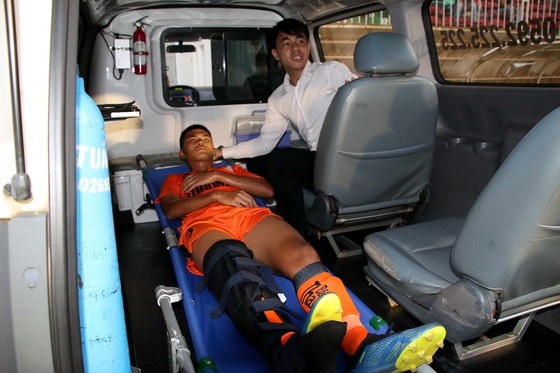 Thủ quân đội U19 Đà Nẵng gãy chân trong trận gặp HA.GL ảnh 2