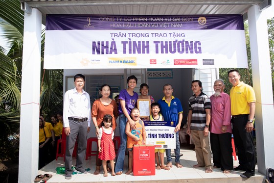 Hoa hậu H’Hen Niê, Hoàng Thùy mang tết ấm no đến với người dân nghèo tại Long An ảnh 4
