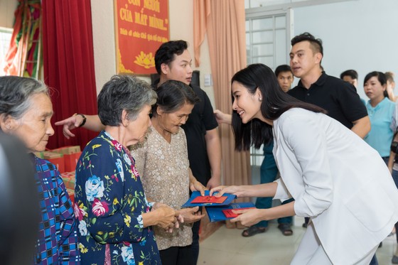 Hoa hậu H’Hen Niê, Hoàng Thùy mang tết ấm no đến với người dân nghèo tại Long An ảnh 2