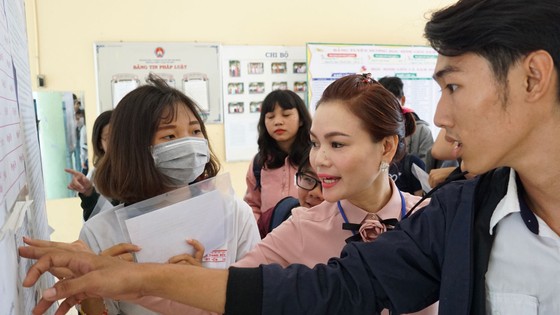 TPHCM: Hơn 78.000 thí sinh làm thủ tục dự thi THPT quốc gia năm 2018 ảnh 3