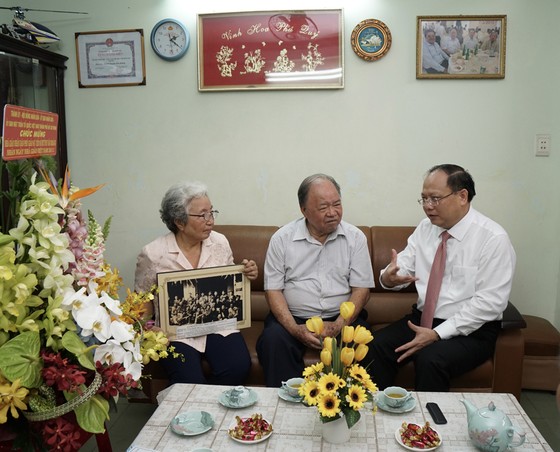 Lãnh đạo TPHCM thăm nhà giáo nhân kỷ niệm Ngày Nhà giáo Việt Nam 20-11 ảnh 2