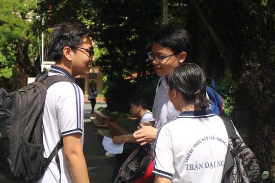 Bất ngờ với đề thi Toán không chuyên kỳ thi tuyển sinh lớp 10 Trường Phổ thông năng khiếu ảnh 1