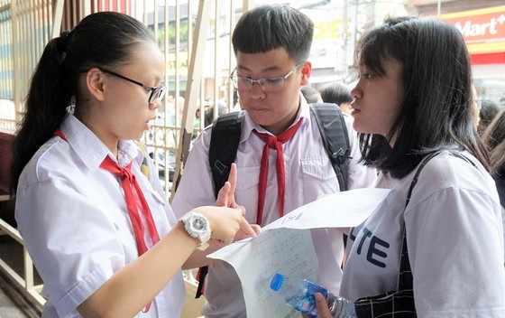 Tuyển sinh lớp 10 ở TPHCM: Đề Toán ''làm khó'' thí sinh ảnh 3