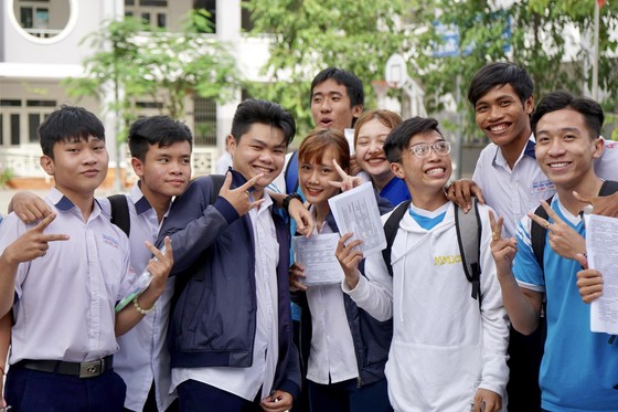 TPHCM: Nhiều điểm thi gặp sự cố thiếu mã đề thi ảnh 1