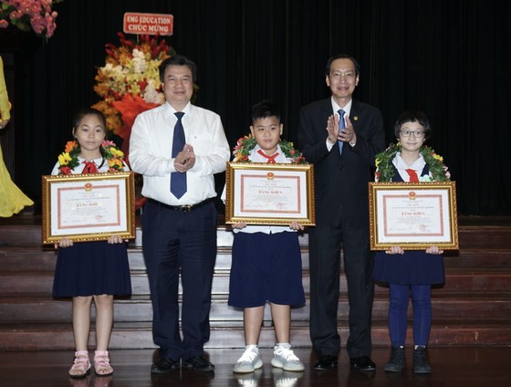 TPHCM tuyên dương, khen thưởng 618 học sinh giỏi tiêu biểu ảnh 6