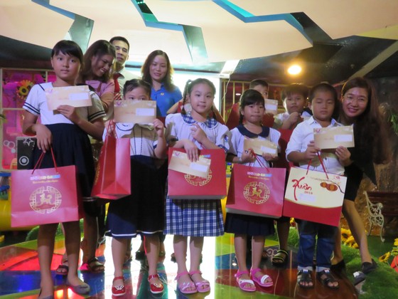 Hơn 100 con công nhân được vui chơi miễn phí tại trung tâm thương mại ảnh 1