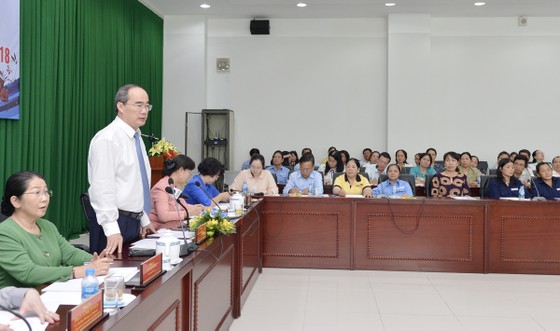 Lãnh đạo TPHCM lắng nghe tâm tư của nữ công nhân vệ sinh ảnh 2