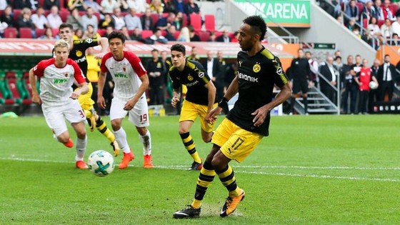 Tiền đạo Aubameyang sút hỏng quả 11m nhưng Dortmund vẫn thắng trên sân Augsburg. Ảnh: Getty Images