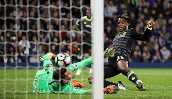 Michy Batshuayi ghi bàn vào lưới thủ thành Ben Foster. Ảnh: Dailymail